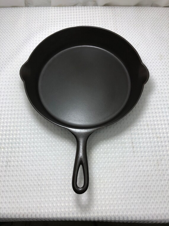 Antique griswold cast iron skillet