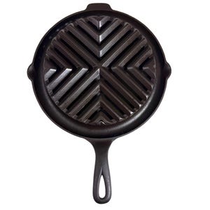 Könnte beinhalten: Eine schwarze Grillpfanne aus Gusseisen mit einer kreisförmigen Kochfläche und einem langen Griff. Die Kochfläche hat ein Kreuzschraffurmuster. Die Pfanne hat eine kleine Schlaufe am Griff zum Aufhängen.