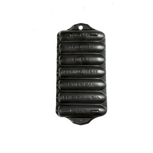 Peut inclure: Moule à bâtonnets en fonte noire avec le texte "Griswold", "Grigsby", "Cornwheat", "Stick Pan", "Erie Pa. U.S.A" et "825" en relief sur la surface.
