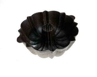 USA Pottery Ivory 8 3/8” Bundt Cake Pan - Ceramic Bakeware - Mid Century  Kitchen