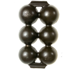 Op de afbeelding: Een gietijzeren muffinpan met zes ronde vormen. De pan is donkerbruin en heeft de woorden "99R" en "ELON" gegraveerd op de bodem.