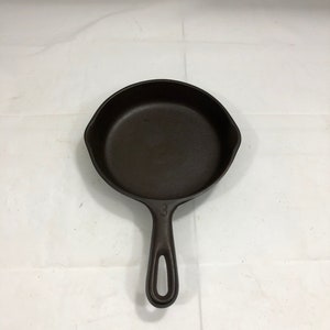 Vintage Unmarked Cast Iron Skillet no. 3  Heat Ring