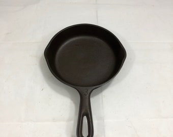 Vintage Unmarked Cast Iron Skillet no. 3  Heat Ring