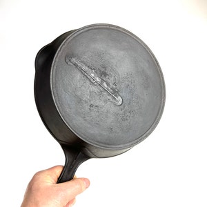Antique #7 Gatemark Cast Iron Skillet with Fancy Script 7 Mark