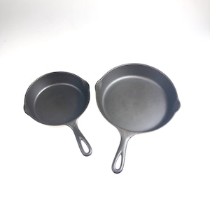 NICE!! Set Vintage Cast Iron #8 and #5 Unmarked Smooth Bottom Skillets