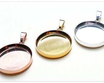 20 mm runt silverhänge i cabochon med ögla, ämnen i 925 sterlingsilver, bas i roséguldpläterad sterlingsilverinfattning i harts