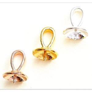 Op de afbeelding: Drie hangerbevestigingen in goud, zilver en roségoud. Elke bevestiging heeft een lus aan de bovenkant en een platte, ronde basis.