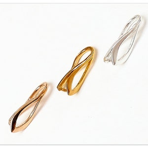 Può includere: Tre chiusure per ciondoli in diverse finiture: oro, oro rosa e argento. Ogni chiusura è un design semplice ed elegante con una forma curva.