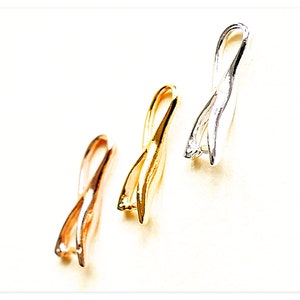 Könnte beinhalten: Drei Metall-Anhängerösen in verschiedenen Ausführungen: Silber, Gold und Roségold. Jede Öse hat die Form einer Acht.