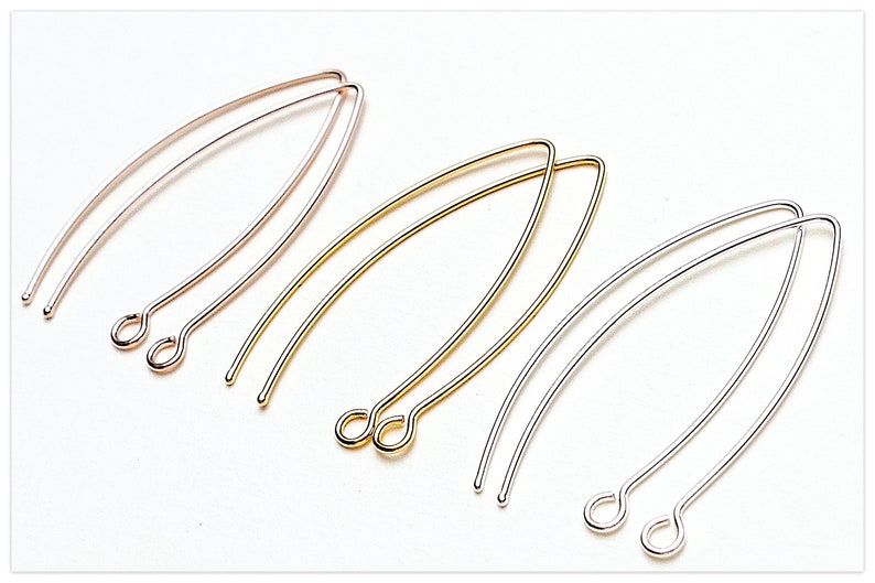 Pu&ograve; includere: Tre paia di fermagli per orecchini in oro, oro rosa e argento. Ogni paio &egrave; realizzato in filo sottile e curvo con un piccolo anello a un'estremit&agrave;.