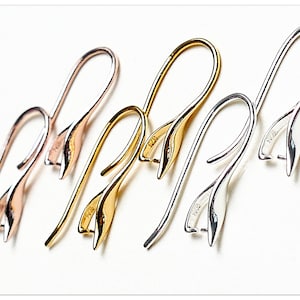 Puede incluir: Tres ganchos para pendientes en diferentes acabados metálicos: plata, oro y oro rosa. Cada gancho tiene un delicado diseño en forma de hoja.
