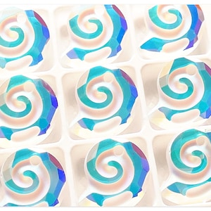 Puede incluir: Una lámina de 12 cuentas de vidrio transparente con un diseño de espiral blanco. Las cuentas tienen un agujero en la parte superior para enhebrar.