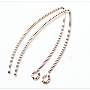Pu&ograve; includere: Due fili per orecchini in oro rosa con un anello all'estremit&agrave;. I fili sono curvi e misurano circa 5 cm di lunghezza.