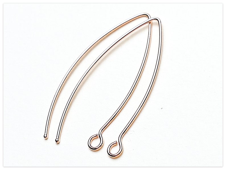 Pu&ograve; includere: Due fili per orecchini in oro rosa con un anello all'estremit&agrave;. I fili sono curvi e misurano circa 5 cm di lunghezza.