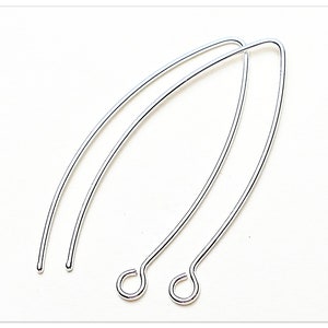 Pu&ograve; includere: Due fili per orecchini in argento con un anello all'estremit&agrave;. I fili sono curvi e misurano circa 5 cm di lunghezza.