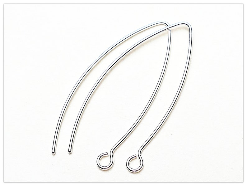 Pu&ograve; includere: Due fili per orecchini in argento con un anello all'estremit&agrave;. I fili sono curvi e misurano circa 5 cm di lunghezza.