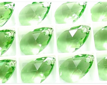 Peut inclure: Une collection de pendentifs en cristal vert clair en forme de goutte d'eau. Chaque pendentif présente une surface facettée et un petit trou en haut pour l'enfilage. Les cristaux sont disposés en grille sur fond blanc.