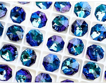 Könnte beinhalten: Nahaufnahme eines weißen Tabletts gefüllt mit blauen und violetten, irisierenden Glasperlen. Die Perlen sind achteckig und haben ein Loch in der Mitte.