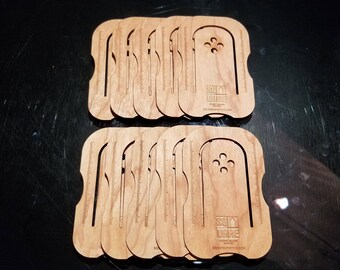Paquete de 10 porta pañuelos de bolsillo de madera de cerezo: Ultradiscretos. Garantizados para que nunca fallen.