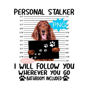 Puede incluir: Un diseño gráfico humorístico con un perro setter irlandés rojo sosteniendo un cartel que dice "PERSONAL STALKER" con una tabla de altura y el texto "I WILL FOLLOW YOU WHEREVER YOU GO BATHROOM INCLUDED".