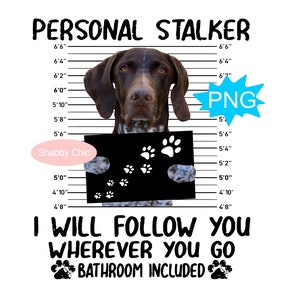 Peut inclure: Un graphique noir et blanc d'un Braque allemand à poil court tenant une pancarte qui dit "PERSONAL STALKER" avec des empreintes de pattes. Le chien se tient devant un tableau de hauteur. Le texte sous le chien dit "I WILL FOLLOW YOU WHEREVER YOU GO BATHROOM INCLUDED".