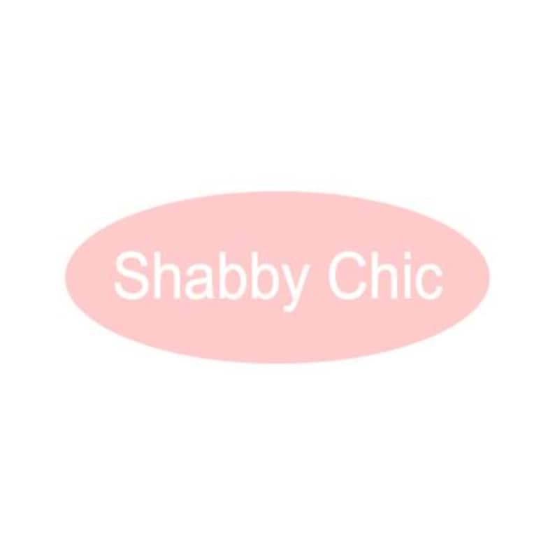 Może przedstawiać: R&oacute;żowa owalna naklejka z napisem "Shabby Chic" w kolorze białym.