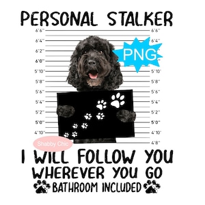Peut inclure: Un chien noir tenant une pancarte qui dit "Je te suivrai partout où tu vas, salle de bain incluse." Le chien se tient devant un tableau de hauteur avec les mots "Harceleur personnel" en haut.
