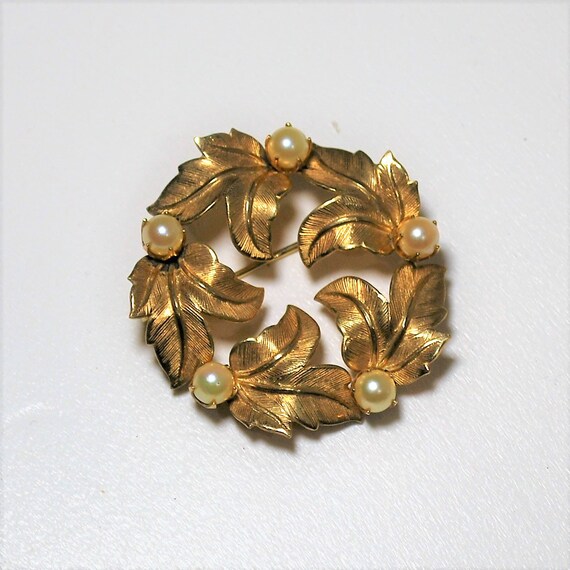 VTG 12 KTG TT Gold Maple Leaf Pearl Wreath Brooch - image 7