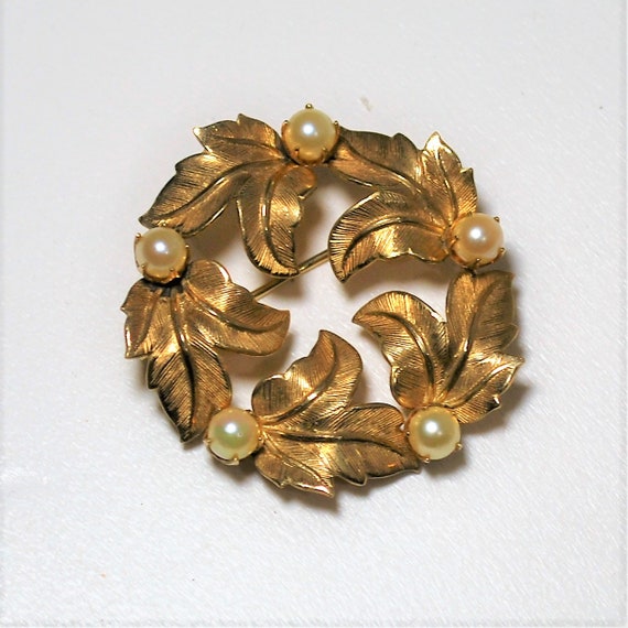 VTG 12 KTG TT Gold Maple Leaf Pearl Wreath Brooch - image 1