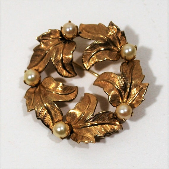 VTG 12 KTG TT Gold Maple Leaf Pearl Wreath Brooch - image 9
