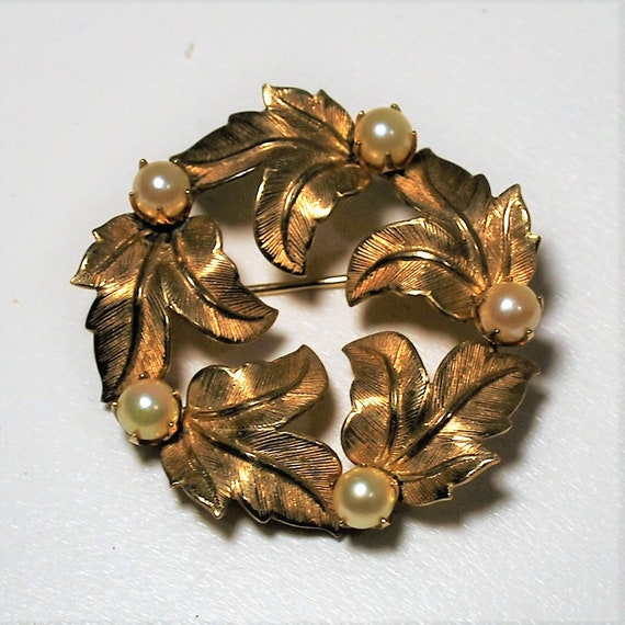 VTG 12 KTG TT Gold Maple Leaf Pearl Wreath Brooch - image 5