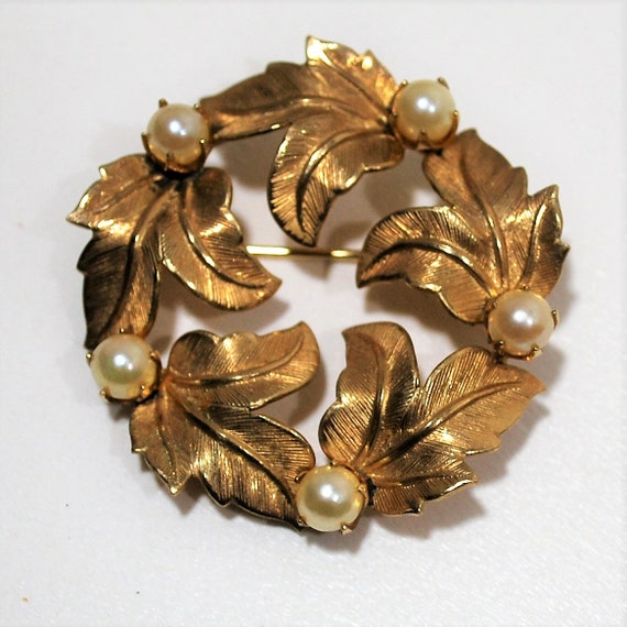 VTG 12 KTG TT Gold Maple Leaf Pearl Wreath Brooch - image 3