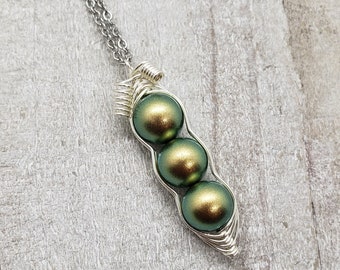 Green 3 Peas in a Pod Necklace, Swarovski Pearl Peapod Necklace, Birthstone for AUG