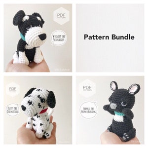 Puede incluir: Una colección de patrones de perros de ganchillo hechos a mano. La imagen presenta un Schnauzer blanco y negro, un dálmata con manchas negras y un bulldog francés negro. El texto "Pattern Bundle" también es visible.