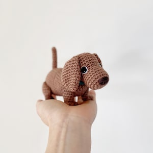 Anpassbare MINIATUR-DACKEL häkeln, Amigurumi mit Band, gehäkelter Dackel, Amigurumi Hund, Miniatur-Dackelgeschenk, gehäkeltes Spielzeug