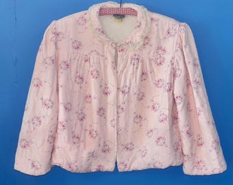 Chaqueta de cama vintage rosa acolchada con estampado floral para mujer “Bee Mine” - Talla S de EE. UU.