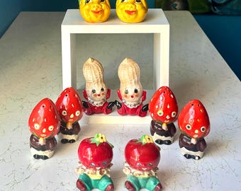 Saleros y pimenteros antropomórficos con forma de frutas y frutos secos de estilo vintage / Japón
