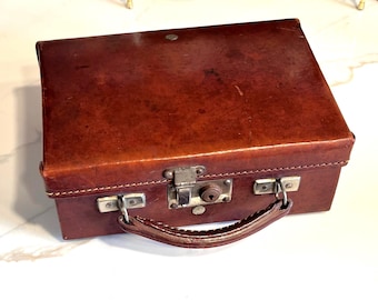 Vintage bruine harde leren tas uit het midden van de eeuw, treinkoffer middelste vergrendeling, leren handvat | Klein