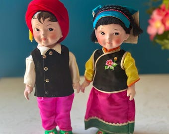 ヴィンテージ中国人形の伝統衣装の女の子、黒髪三つ編み、ピンク、青の
