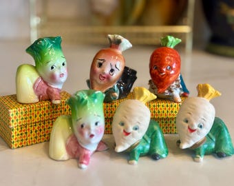 Saleros y pimenteros vintage con forma de vegetales antropomórficos / Japón