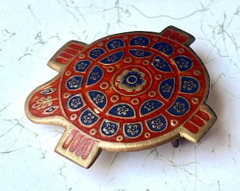 Vintage riemgesp uit 1967 met messing en emaille ingelegde schildpad in cloisonné-motief | Rood Blauw