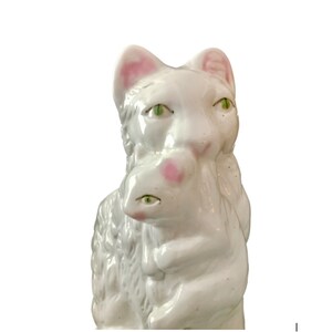 ヴィンテージ猫が子猫を運んでいる陶器のプランターポットまたは食器ホルダー