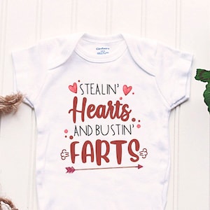 Body Stealin' Hearts and Bustin' Farts® - Camiseta divertida de San Valentín para bebé, Body divertido para bebé®, Body divertido para San Valentín®, primer San Valentín del bebé