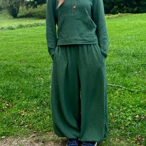 Vackert handgjord matchande outfit i grönt muslin med en varm hoodie och byxor med vida fickor