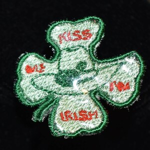 Kiss Me I'm Ierse pin