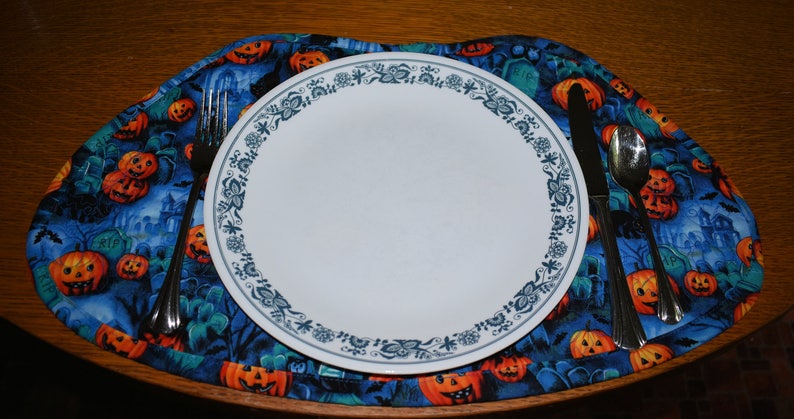 Round Table Placemats Halloween image 1