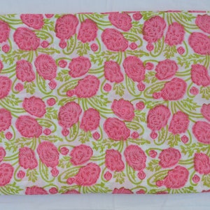 Zachte katoenen handblokstof Loslopend kinderknutselstof Roze bloemenstof Top Nieuwe collectie Stof Dameskleding Stof Kunst enz