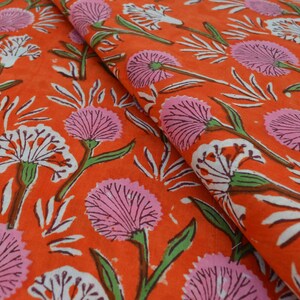 Vrouwjurk die stof maakt Indiase katoenen handblokstof Nieuwe bloemenprintstof Lopende losse naaistof Topcollectie kunststof enz.