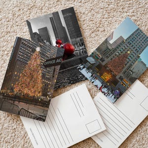 Postales navideñas de Nueva York: Árbol del Rockefeller Center y adornos rojos