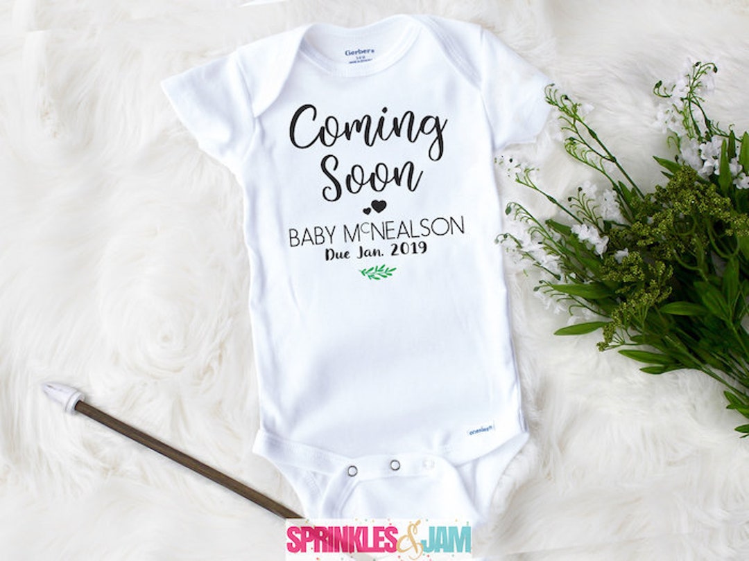 Kleding Unisex kinderkleding Unisex babykleding Bodysuits Coming Soon Personalized With Name and Due Date Pregnancy Announcement Onesie® Perfect Gender Neutral Pregnant Baby Announcement Romper 